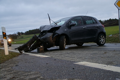 Moettlingen: Toyota Fahrer uebersieht Kleinwagen beim Abbiegen - 4 Verletzte. 